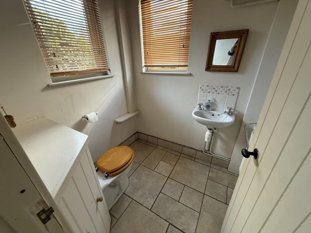 Lot: 124 - BUNGALOW FOR REPAIR AND REFURBISHMENT IN SOUGHT AFTER AREA - Cloakroom WC